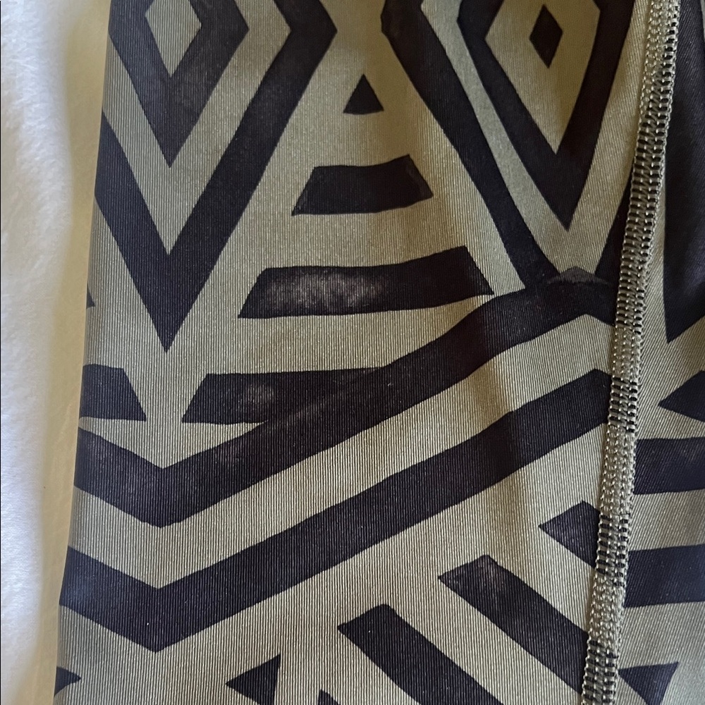 Lululemon geometric leggings size 2 - Picture 2 of 6